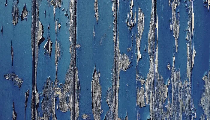 灰色墙壁，蓝色油漆有裂缝