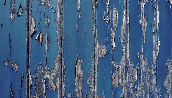 灰色墙壁，蓝色油漆有裂缝