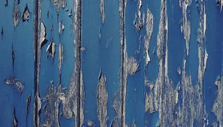 灰色墙壁，蓝色油漆有裂缝