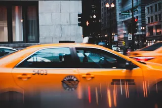 黄色轿车停在混凝土大楼附近