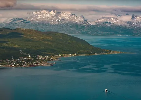 海旁雪山鸟瞰摄影 海旁雪山鸟瞰摄影