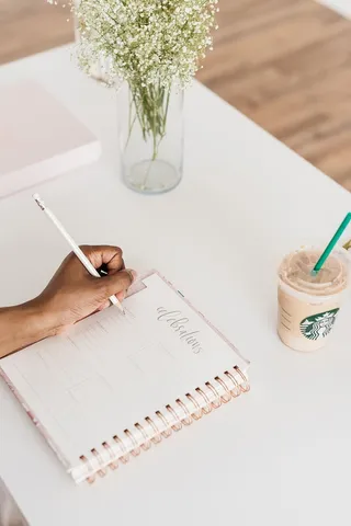 在笔记本上写字的人