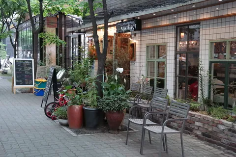 校正，街头咖啡馆，咖啡馆，建筑，建筑结构，街道，建筑外部，室外