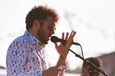 唱歌时拿着鸡腿的男人