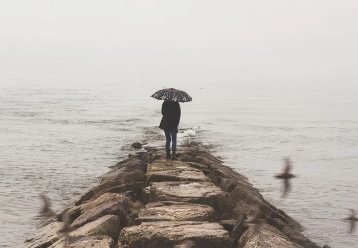 女孩，海滩，水，岩石，伞，模型，女人，tumblr壁纸