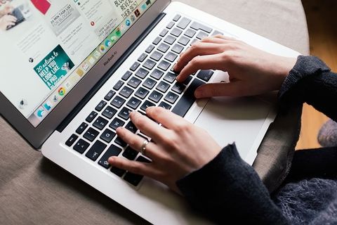 女孩正在MacBook Air上浏览Pinterest