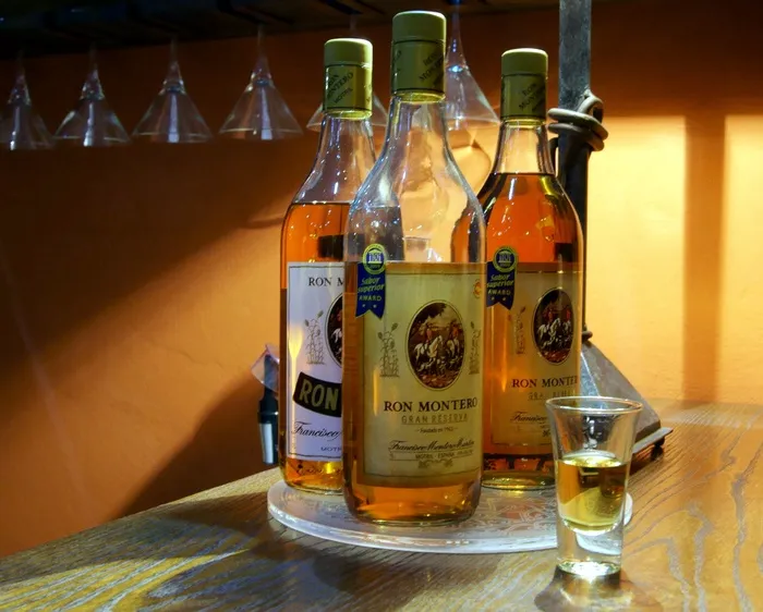 朗姆酒，酒精，饮料，玻璃，瓶子，罗恩·蒙特罗，莫特里尔，西班牙朗姆酒