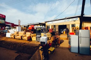 盒内各色服装批