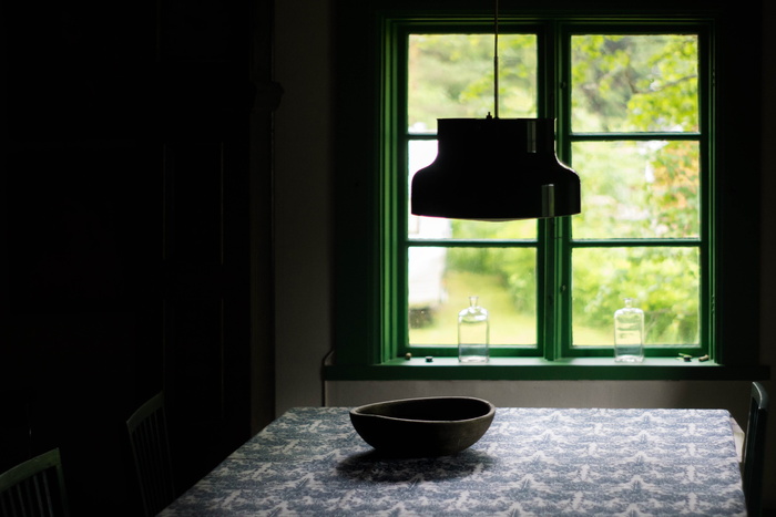 窗户，窗格，玻璃，餐桌，灯，碗，椅子，室内