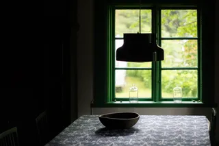 窗户，窗格，玻璃，餐桌，灯，碗，椅子，室内