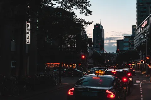 一群汽车在街上行驶 一群汽车在街上行驶