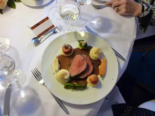 牛腩，黑安格斯，填充蔬菜，绿芦笋，芦笋，香芹土豆，里脊，食物