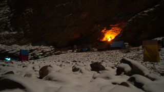 被雪包围的房屋