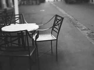 四把椅子放在混凝土表面的圆桌