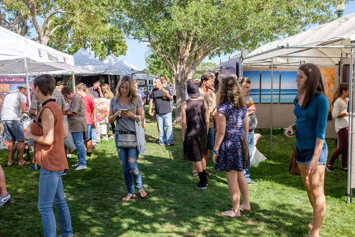 在美国，博尔德城，夏季，富士胶片x100t，人民，内华达州博尔德市，街头摄影，艺术博览会