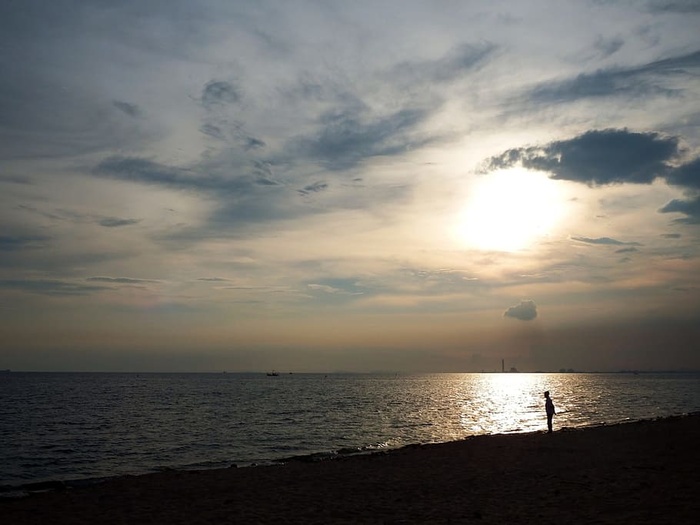 日落时分，海边的海滩上出现了一个人影