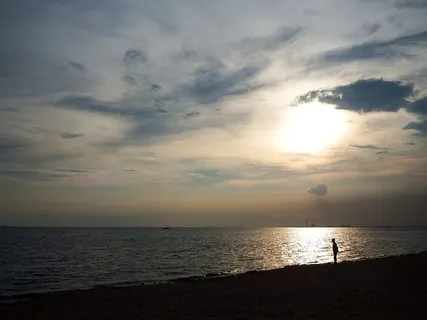 日落时分,海边的海滩上出现了一个人影 日落时分,海边的海滩上出现了一个人影
