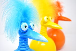 各种颜色的鸟塑料玩具，小丑，橙色，蓝色，黄色，有趣，怪异的鸟