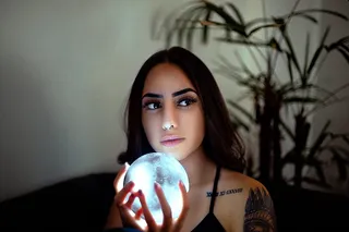 拿着点燃的球的女人