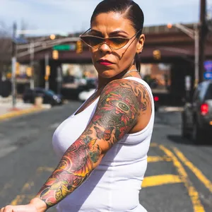 穿着白色背心站着的女人