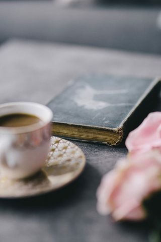 可爱的玫瑰、书和咖啡