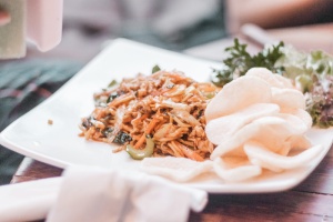 白色盘子上的食物盘