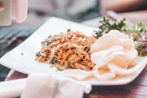 白色盘子上的食物盘