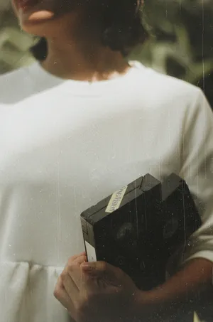 拿着黑色录像带的女人
