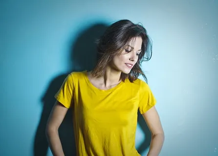 穿黄色圆领衬衫的女人