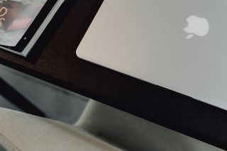 在家中或工作室安装MacBook电脑的时尚工作区