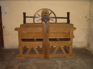 空间，旧，木材，木质材料，座椅，椅子，没有人，墙壁建筑特征