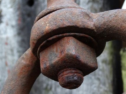 连接、锈蚀、铁屑、铁屑、母材、螺钉、压盖、锈蚀