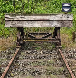 制动缓冲块、缓冲块、轨道末端、轨道完工、木梁、风化、生锈、残桩轨道