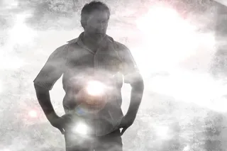 灰阶人摄影，森林，雾，清晨，镜头光斑，前视图，一个人，腰部以上