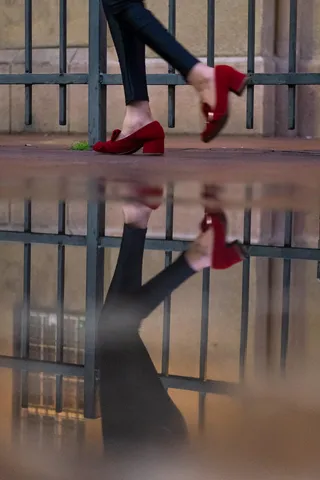 穿着红色高跟鞋的人