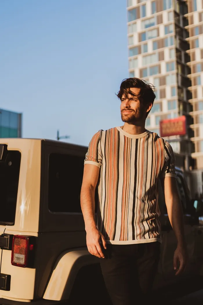 站在车辆旁边的男子