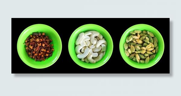 三、什锦、调味料、白、碗、腰果、豆蔻、丁香