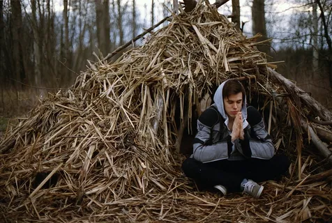 坐在小屋前的男人 坐在小屋前的男人