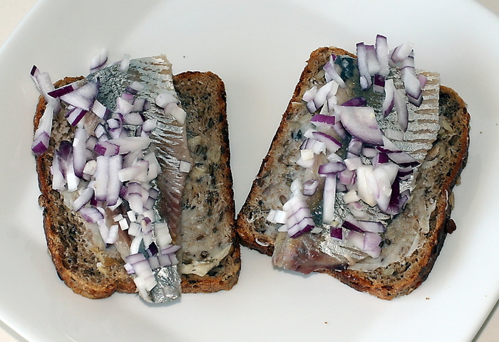 盐鲱鱼片，鲱鱼，黑麦面包，脂肪，洋葱，红洋葱，食品，餐饮