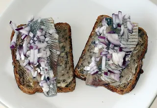 盐鲱鱼片，鲱鱼，黑麦面包，脂肪，洋葱，红洋葱，食品，餐饮