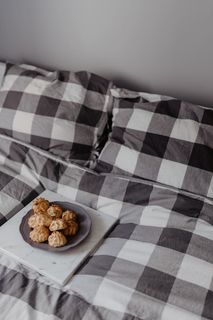 地毯上的蓝色枕头