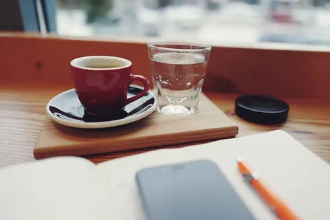 咖啡杯和一杯水 咖啡杯和一杯水