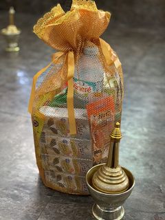 砾石、功德、为僧侣提供食物、静物、桌子、金色、聚焦前景、特写