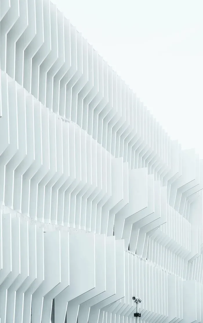 白色建筑立面，建筑，建筑，结构，设计，艺术，蓝色，天空