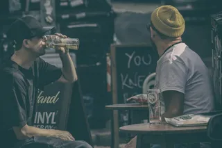 人，男人，朋友，坐，冷，椅子，桌子，饮料