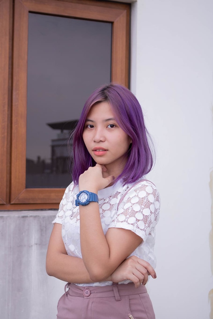 抓着脖子的女人