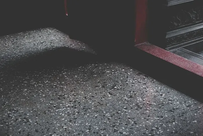 灰色混凝土地面