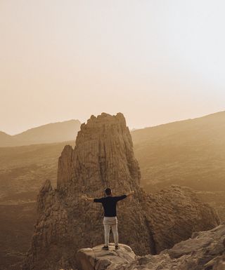 白天站在悬崖边的人