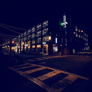 市中心，夜生活，街道，人行道，人行横道，霓虹灯，城市，城市