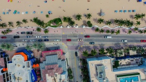 海滩附近建筑物航拍照片